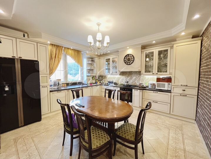 4-к. квартира, 135 м², 4/4 эт.