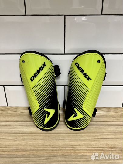 Футбольные щитки Demix