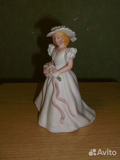 Статуэтка фарфоровая
