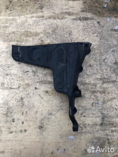 Направляющая заднего бампера левая Audi A4 B7