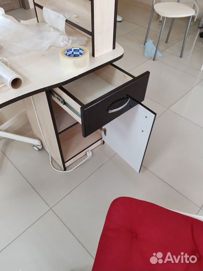 Стол маникюрный