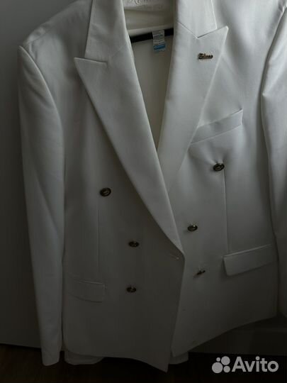 Двубортный костюм