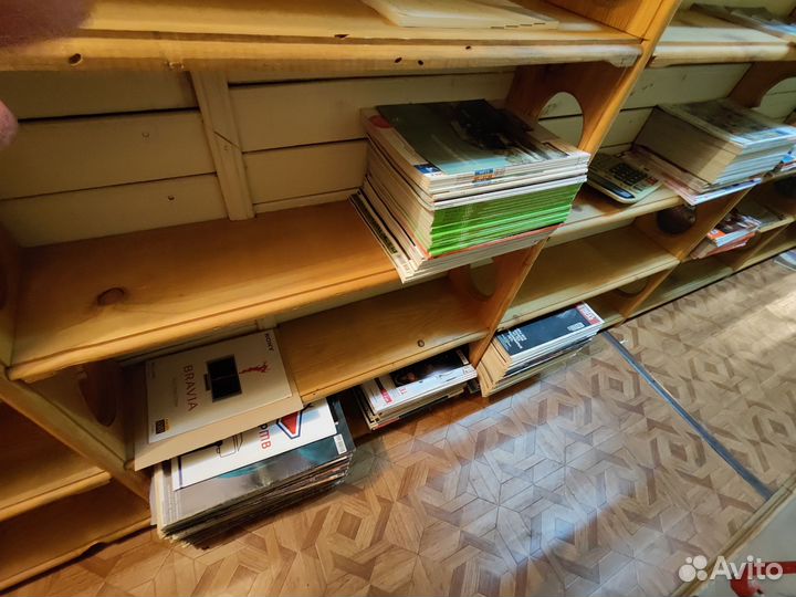 Много разных книг и журналов