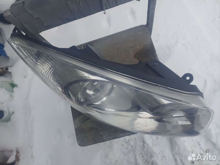 Правая фара Kia Venga
