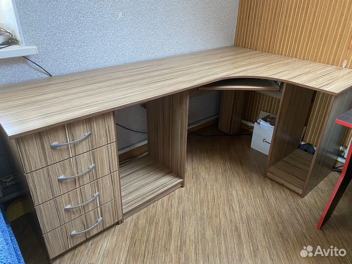 Угловой письменный стол с полками