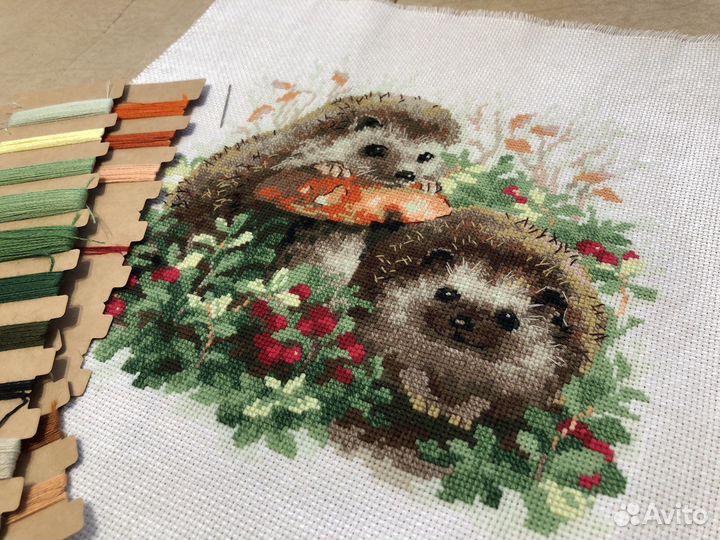 Картина «Ежики в бруснике» ручная работа