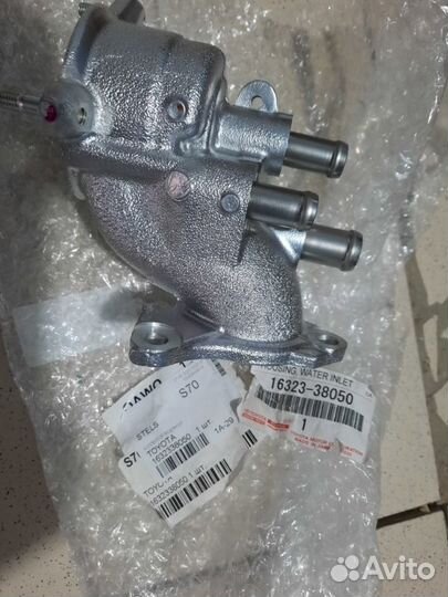 Корпус термостата передний Toyota Land Cruiser 200