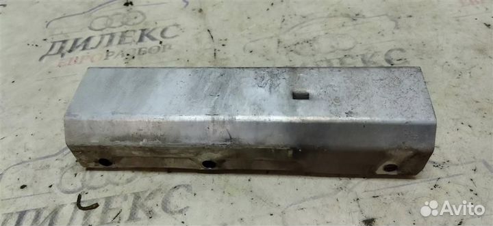 Кронштейн усилителя заднего бампера правый Audi A