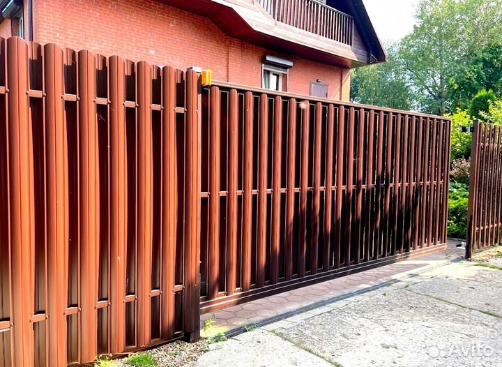 Забор из евроштакетника