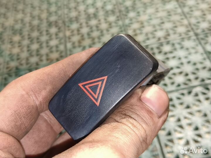 Кнопка aваpийки Тoyоta Cоrоlla 150