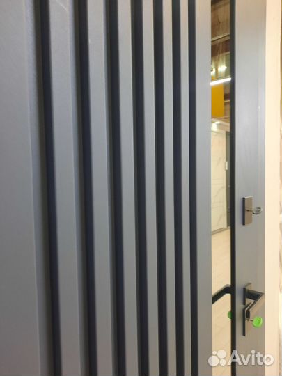 Уличная дверь в дом со стеклопакетом терморазрыв