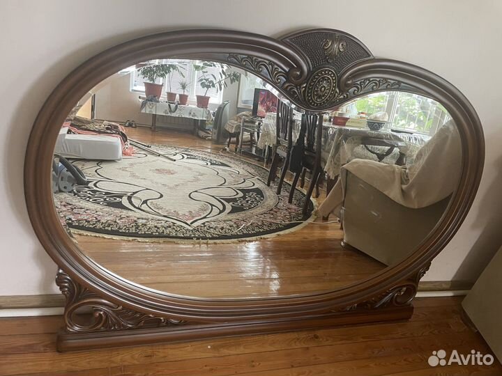 Зеркало в деревянном обрамлении