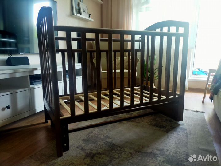 Детская кроватка с маятником