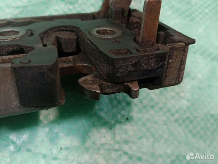 Замок передний правый Volkswagen Passat B3