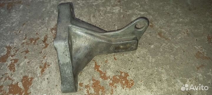 Кронштейны опоры кпп Пассат Б3