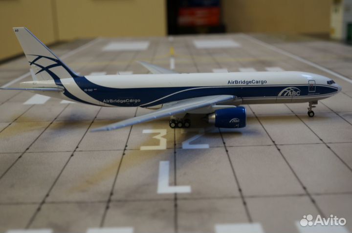 Модель самолета Boeing-777F М 1:400