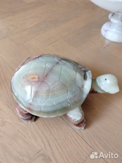 Ваза, ваза для фруктов и черепаха оникс