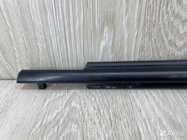 Молдинг стекла двери задний левый Toyota Corolla