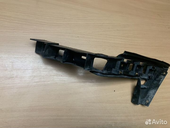 Направляющая заднего бампера правая Touran 2003-20