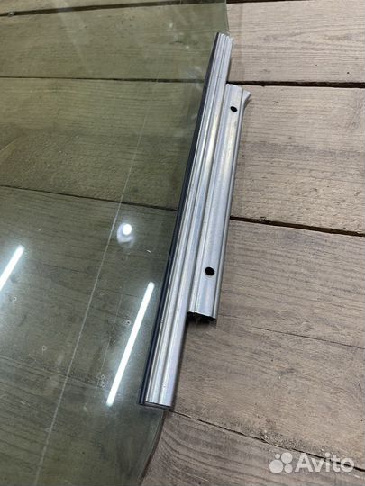 Стекло задней левой двери Toyota Highlander 2