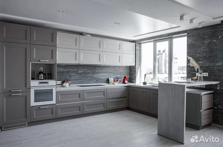 Серая угловая кухня в потолок с островком