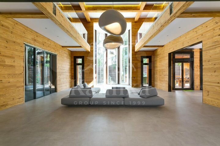 Дом 1600 м² на участке 21 сот.