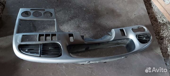 Центральная накладка Торпеда на Kia Shuma