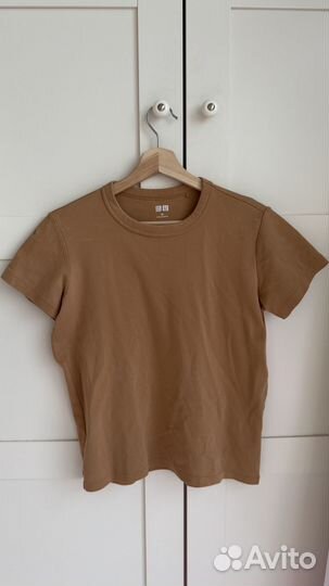 Бежевая футболка Uniqlo