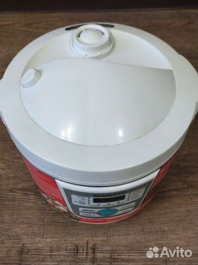 Мультиварка Scarlett б/у на 3 л. на запчасти
