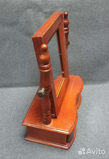 Небольшое настольное зеркало с ящичком