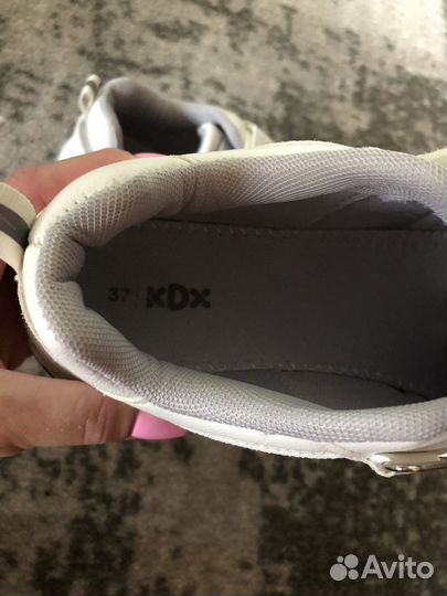 Продам кроссовки для девочки