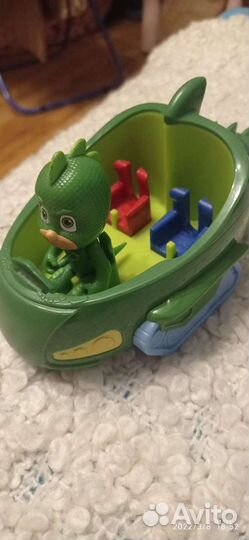 Герои в масках с транспортом