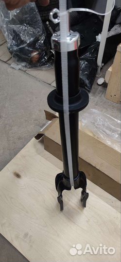 Амортизатор передний Jeep Grand Cherokee WK2