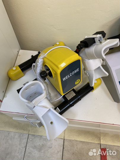 Тренажер для реабилитации с ортезами для ног