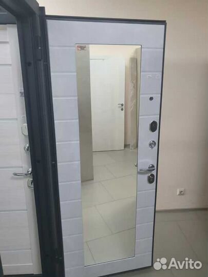 Дверь входная с зеркалом