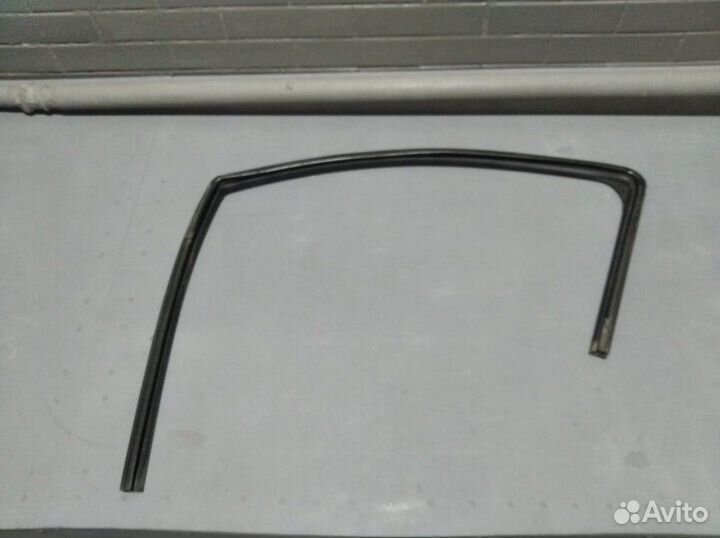 Уплотнитель стекла двери передний левый Chevrolet