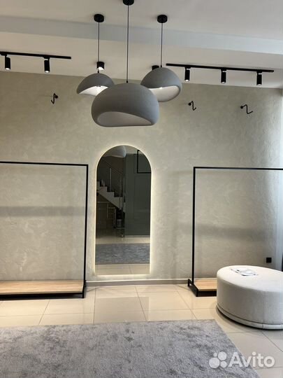 Сдаются в аренду полки и рейлы в новом шоуруме