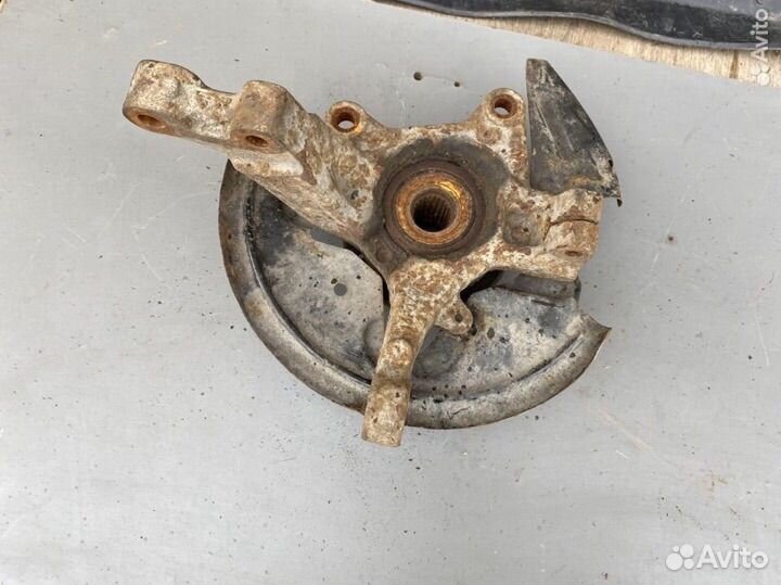 Кулак передний правый Nissan Almera G15