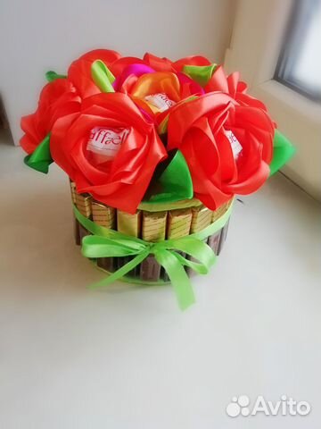 Подарок с цветами из атласных лент. Букет