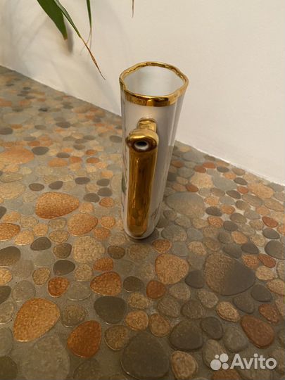 Фарфоровая чашка с носиком