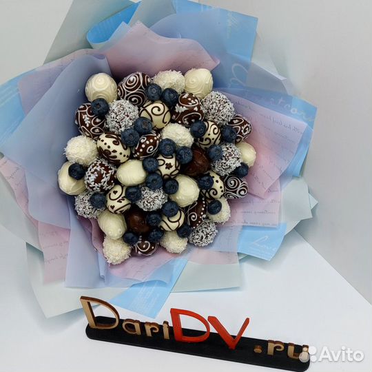 Клубничный в белом и тёмном шоколаде с голубикой а