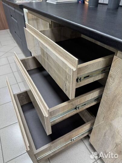 Кухня с пеналами в наличии