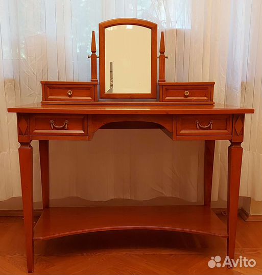 Косметический столик с зеркалом