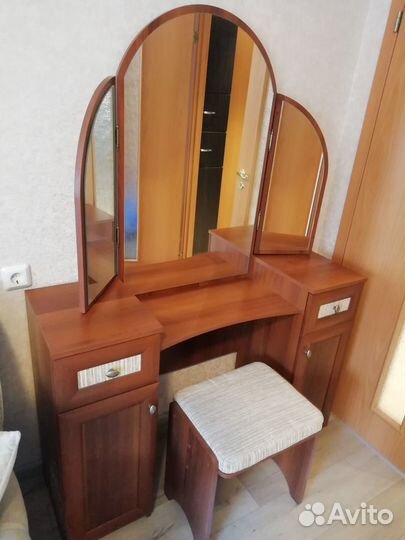 Туалетный столик с зеркалом и пуфиком