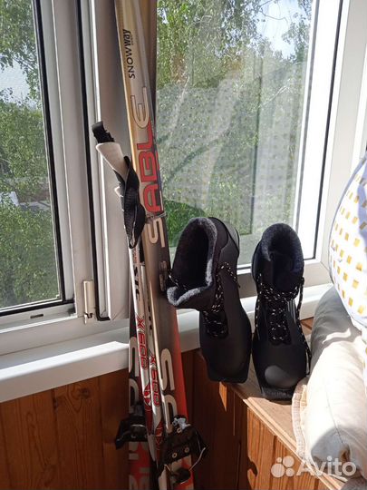 Лыжи с палками и обовью