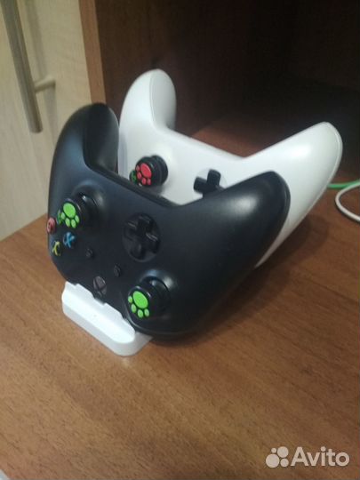Xbox one s 1tb (2 геймпада,подписка, док-станция)