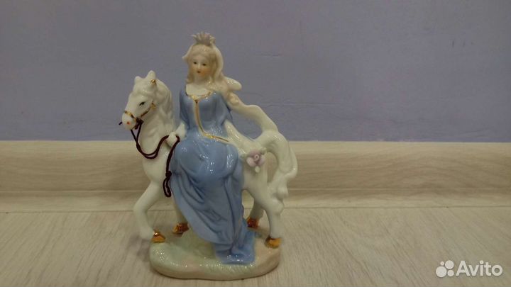 Статуэтка фарфор дама на лошади, собака