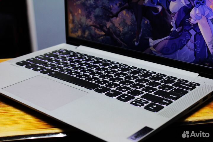 Современный стильный ноутбук с подсветкой