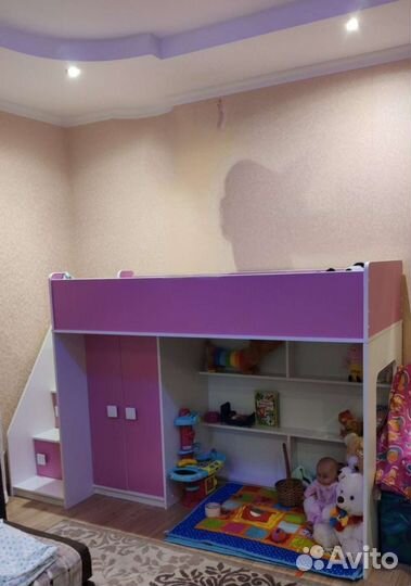 Кровать-чердак бело-розовая