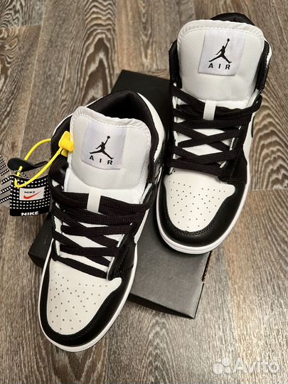 Кроссовки новые размер 36